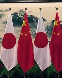 最近、日本社会では「日本は深刻なコメ不足に陥っている」という噂が中国語のSNSを中心に拡散され、国民の間で買い占めや盗難といったパニック行動が相次いでいる。小泉農林水産大臣が備蓄米の放出や台湾からの輸入による安定供給を発表したにもかかわらず、虚偽情報による混乱は簡単には収まっていない。この一連の世論操作は、かつての福島処理水に関する騒動と類似しており、その背後には中国が日本に対して仕掛ける情報戦略の意図が見て取れる。目的は社会の安定を揺るがすことだけでなく、政府や制度に対する信頼の土台を崩すことにある。