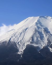 冬季閉山中の富士山で救助要請相次ぐ　中国のSNSには柵すり抜け立ち入る映像