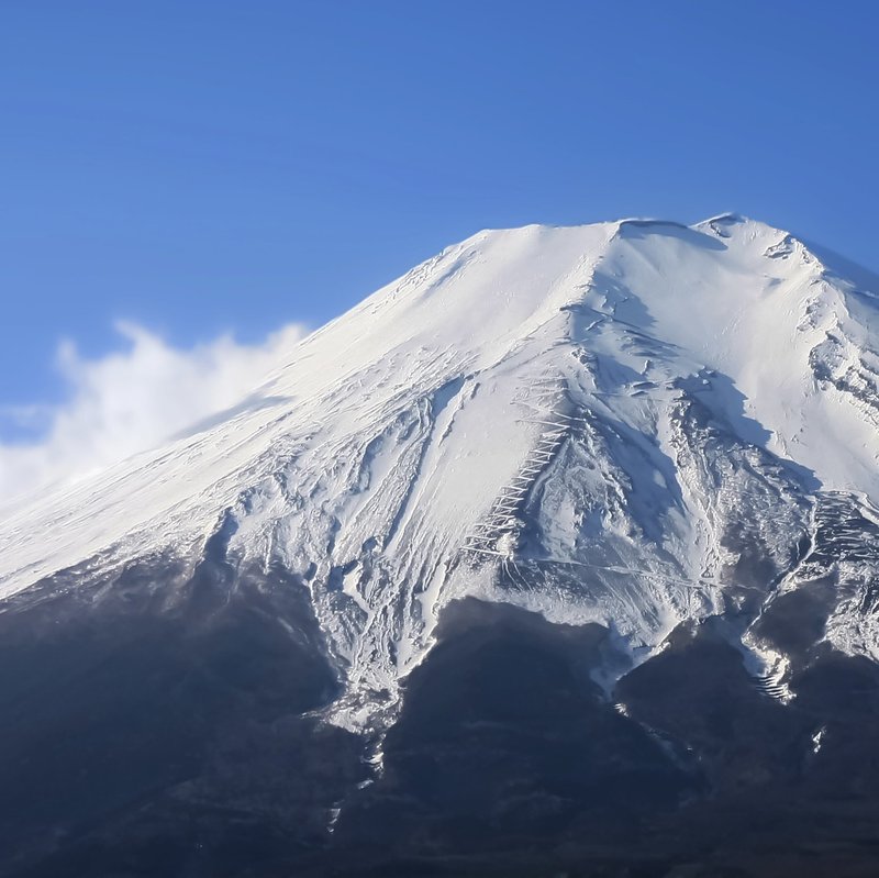 冬季閉山中の富士山で救助要請相次ぐ　中国のSNSには柵すり抜け立ち入る映像