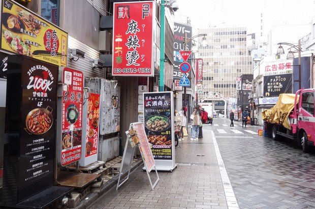 中国人が次々と海外へ移住する背景には、主に二つの重要な要因があります。