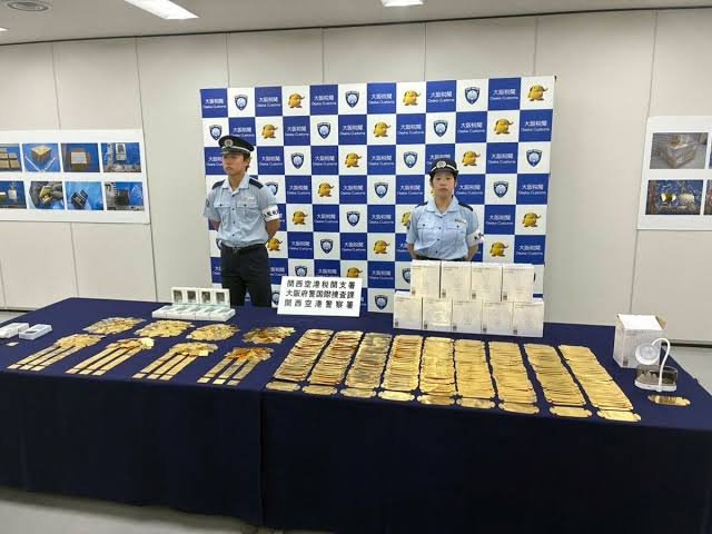 電気スタンドや充電器に隠して…香港から金を密輸し税金約3600万円免れようとした罪 中国籍の会社役員ら2人逮捕・起訴