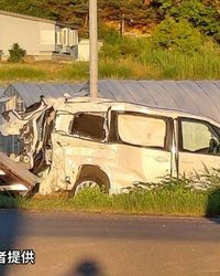 JR富良野線の踏切で列車と乗用車が衝突