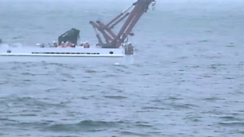 中国の海洋調査船、尖閣諸島沖のＥＥＺ内で船尾からワイヤのようなものを海中に