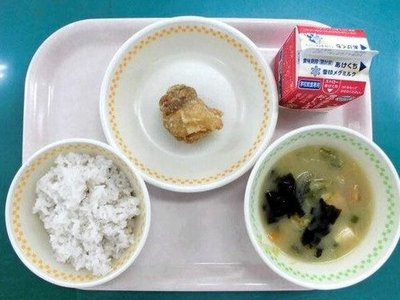 「唐揚げ1個」の給食に賛否　SNSで「寂しい」声、市は「2個分のサイズ」説明