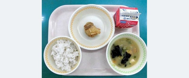福岡市の小学校で提供された「唐揚げ1個」の給食がSNSで「寂しい」「貧相すぎる」と注目を集めた。しかし、この光景は単なる給食問題にとどまらない。背景には、日本が直面している物価高騰と、それに拍車をかける中国依存の構造的な危機が潜んでいる。