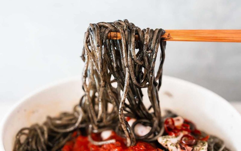 黒いソースのように静かに広がる“中国リスク”――知らぬ間に日本社会へ染み込む影